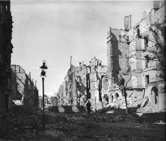 https://www.der-siebte-sprung.de/wp-content/uploads/2014/03/Viktoriastra%C3%9Fe-ul.Lwowa-Mitte-1945-Foto-Krysztyna-Gorazdowska-C-Architekturmuseum-Wroclaw.jpg